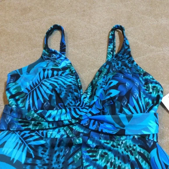 Swimsuits For All NWT V-Neck Flyaway Tankini Top, size 8 - Picture 3 of 7